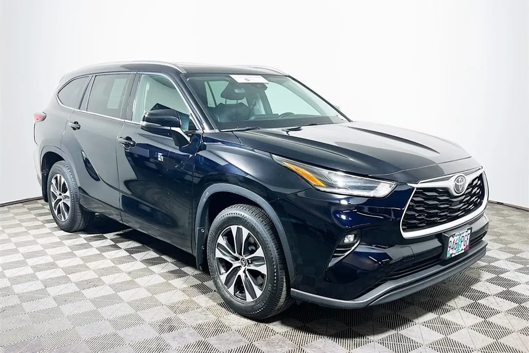 2021 Toyota Highlander XLE photo 1