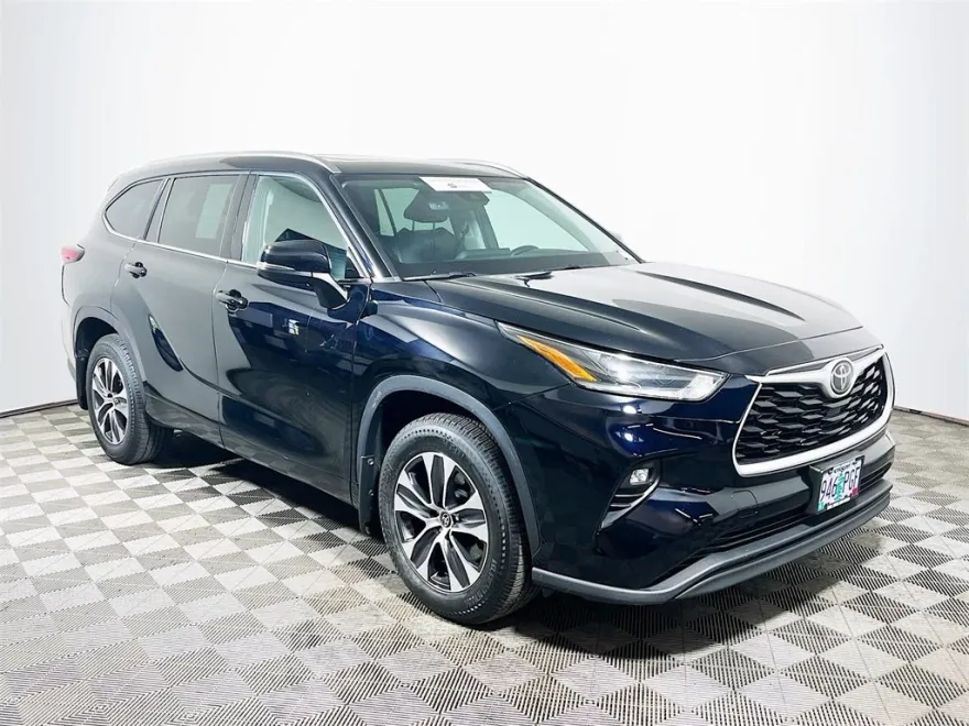 2021 Toyota Highlander XLE photo 1