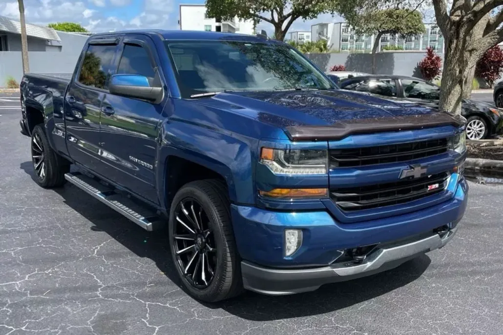 2017 Chevrolet Silverado 1500 LT2 photo 1