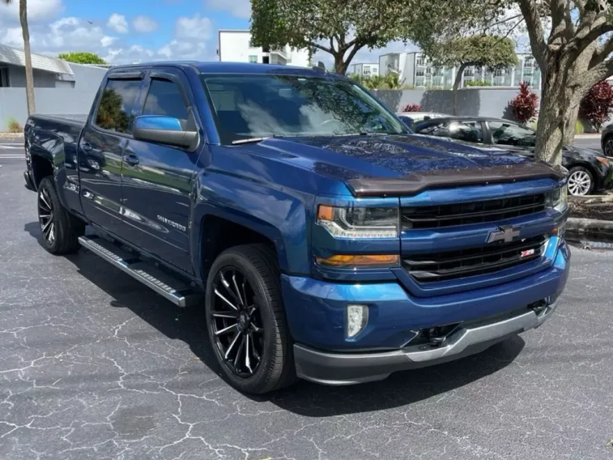 2017 Chevrolet Silverado 1500 LT2 photo 1