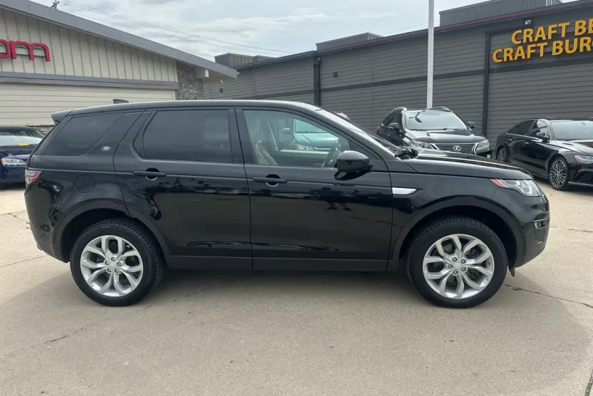 2017 Land Rover Discovery Sport HSE photo 1