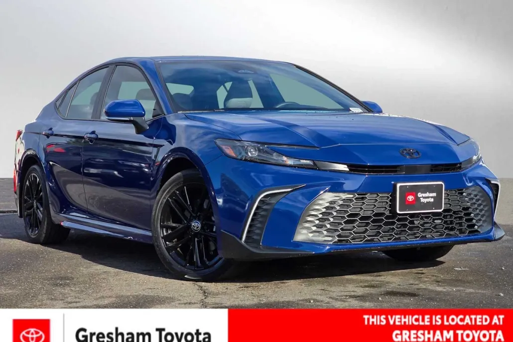 2025 Toyota Camry SE photo 1