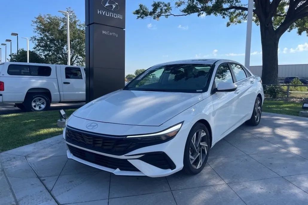 2025 Hyundai Elantra SEL Convenience photo 1