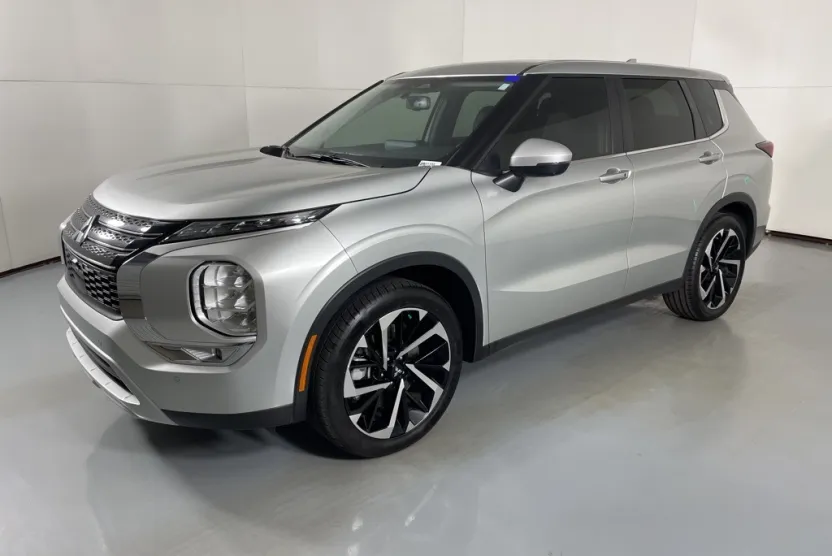 2024 Mitsubishi Outlander SE photo 1