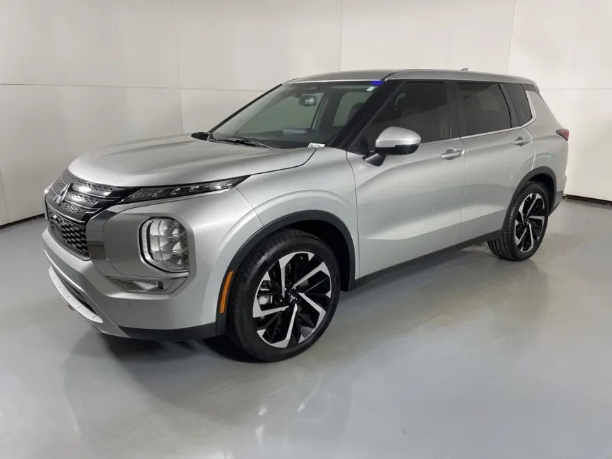 2024 Mitsubishi Outlander SE photo 1