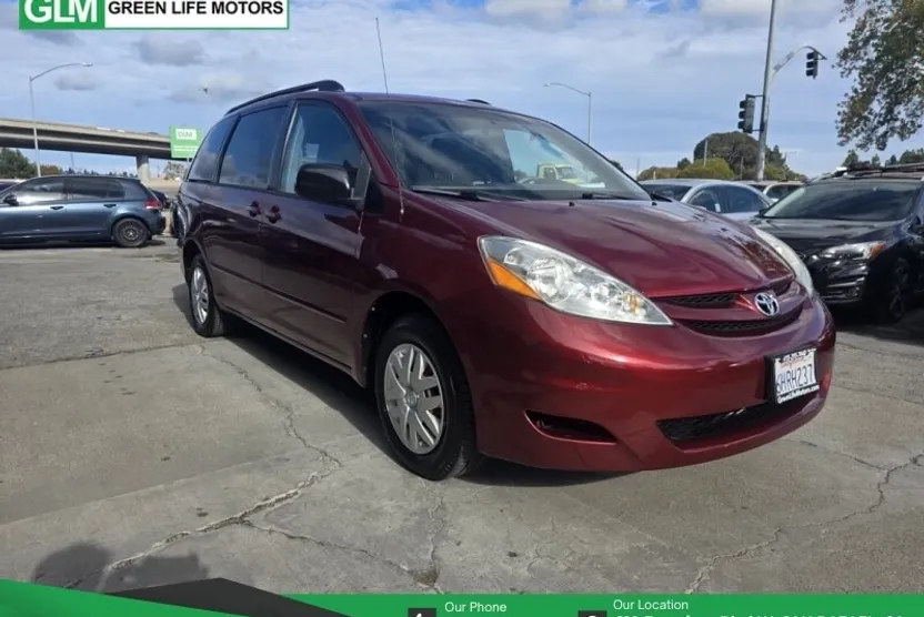 2010 Toyota Sienna LE photo 1