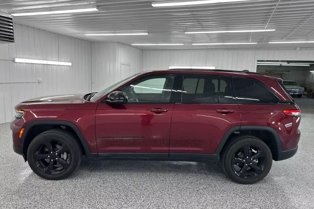 2023 Jeep Grand Cherokee Laredo Altitude photo 1