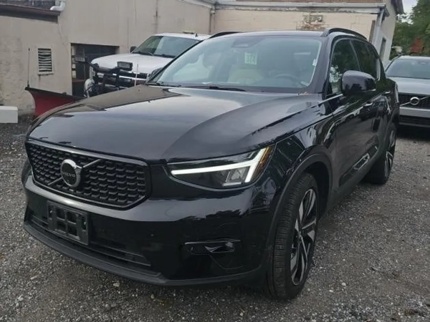 2024 Volvo XC40 Plus photo 1