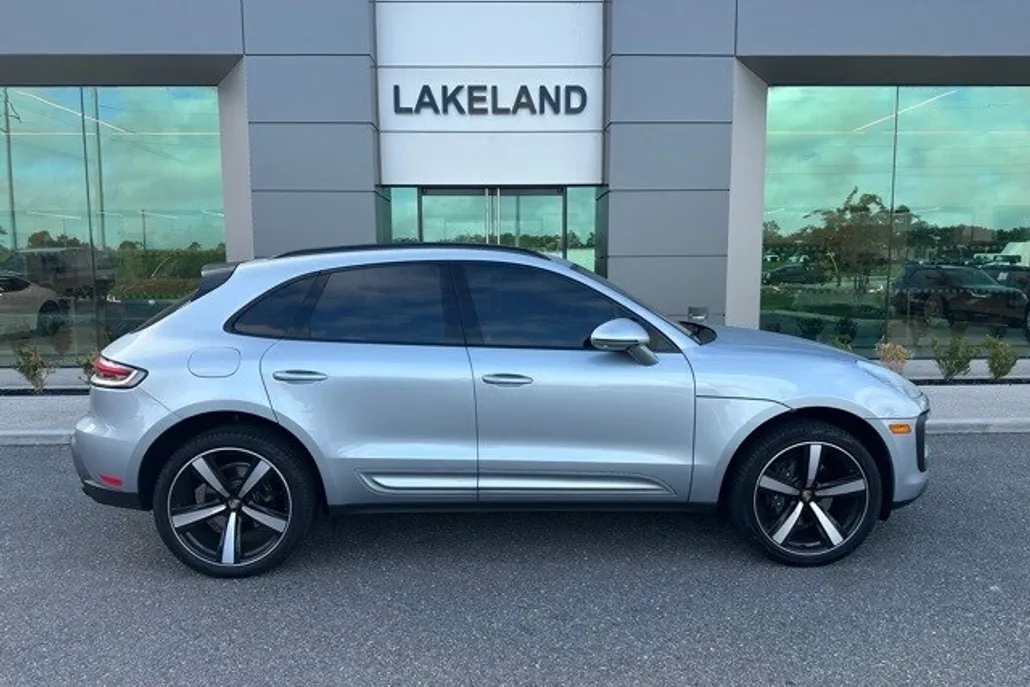2024 Porsche Macan Base photo 1