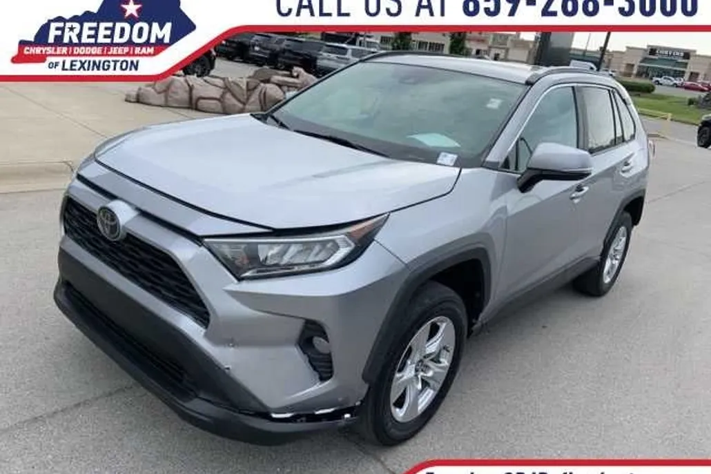2019 Toyota RAV4 XLE photo 1