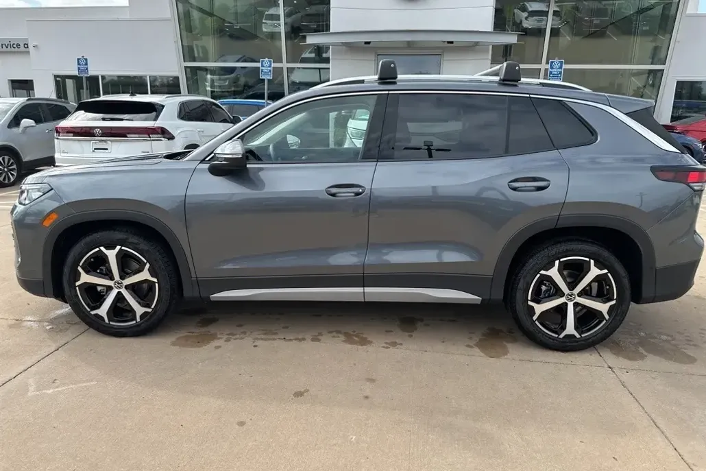 2025 Volkswagen Tiguan SE photo 1