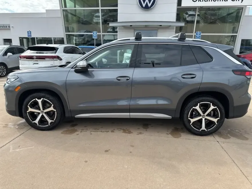 2025 Volkswagen Tiguan SE photo 1