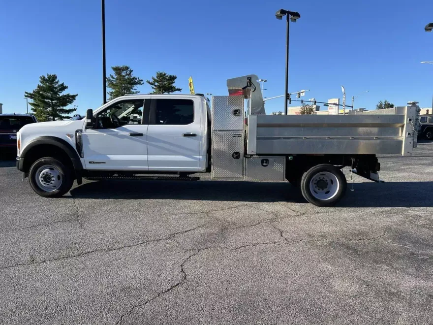 2023 Ford F-550 photo 1