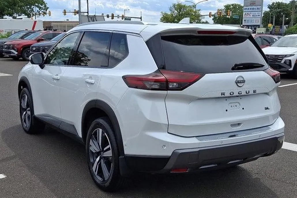 2024 Nissan Rogue SL photo 1