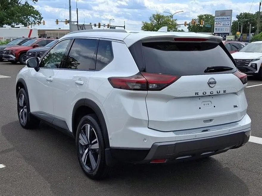 2024 Nissan Rogue SL photo 1