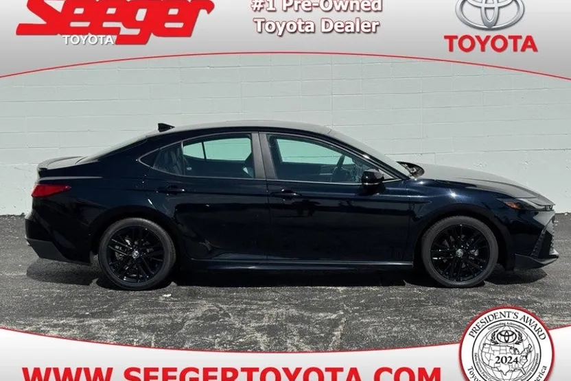 2025 Toyota Camry SE photo 1