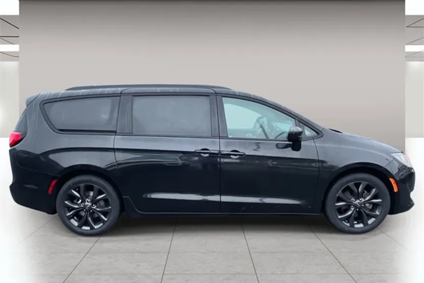 2019 Chrysler Pacifica Touring Plus photo 1