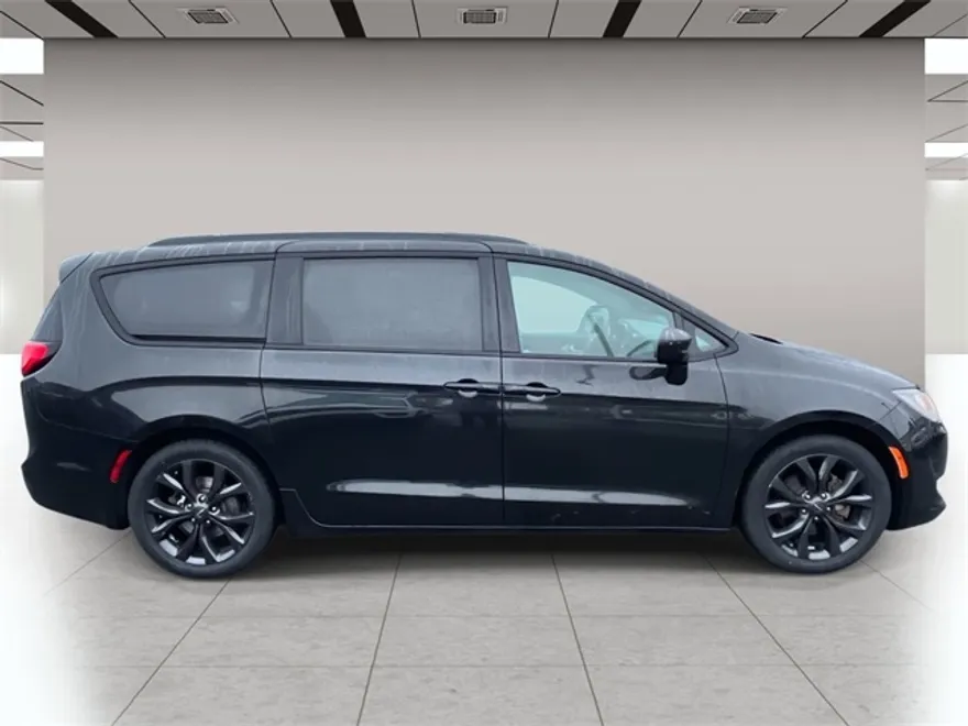 2019 Chrysler Pacifica Touring Plus photo 1