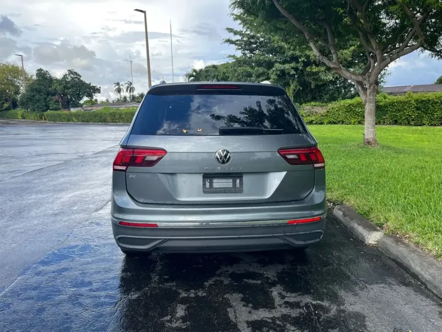 2022 Volkswagen Tiguan SE photo 1