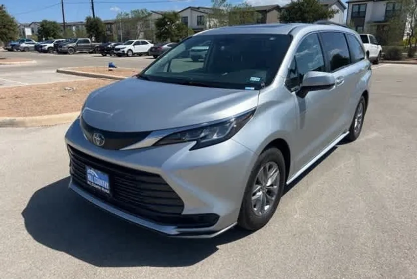 2022 Toyota Sienna LE photo 1