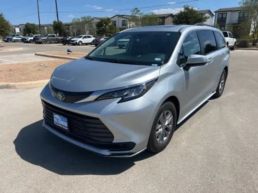 2022 Toyota Sienna LE photo 1
