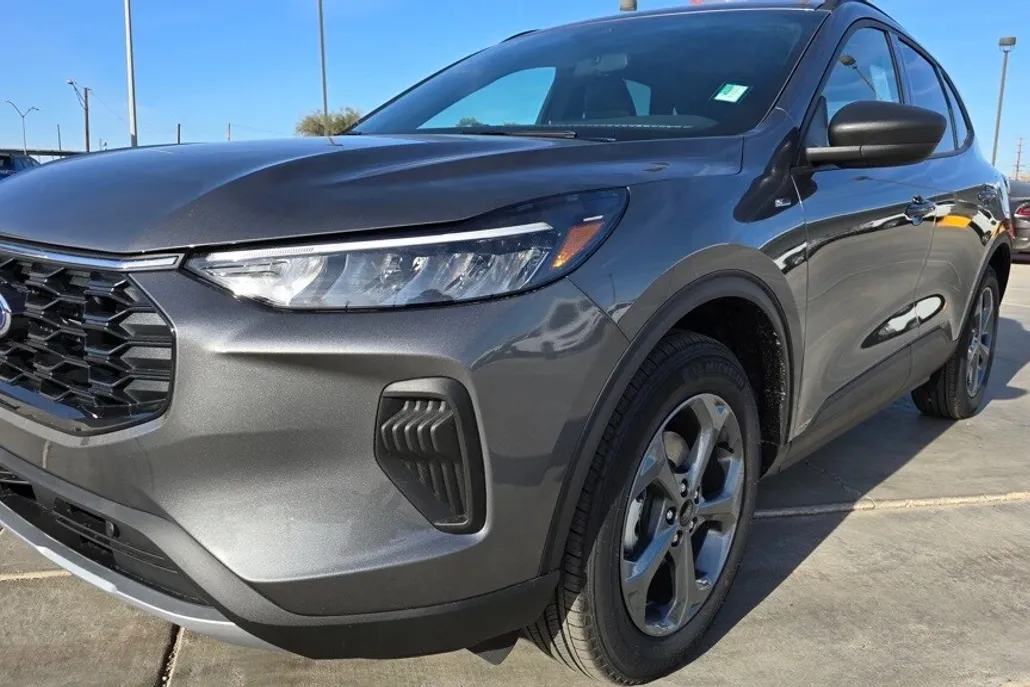 2025 Ford Escape ST-Line photo 1