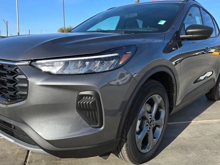 2025 Ford Escape ST-Line photo 1