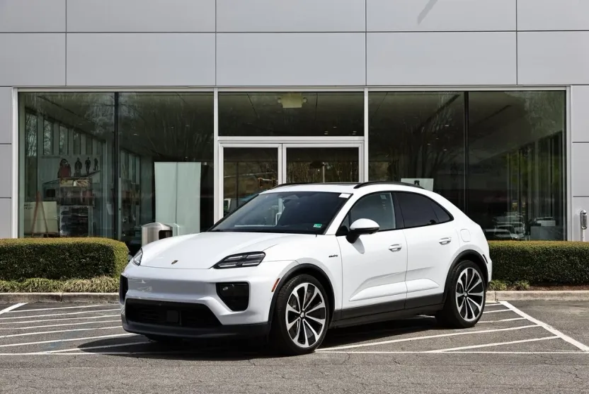 2025 Porsche Macan 4 Electric photo 1