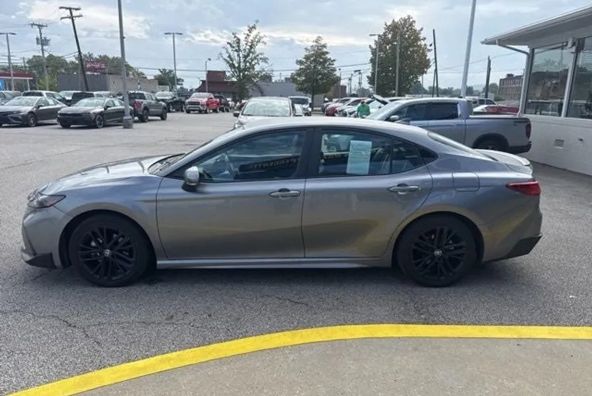 2025 Toyota Camry SE photo 1