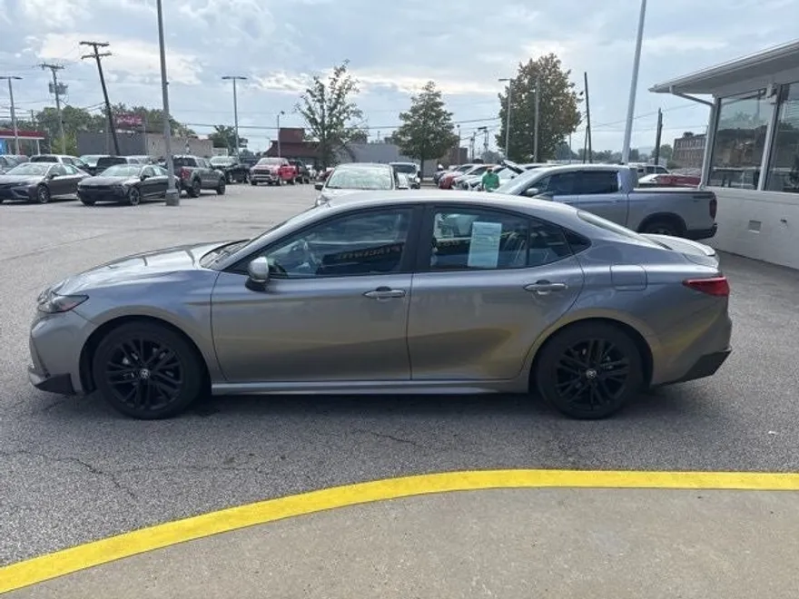 2025 Toyota Camry SE photo 1