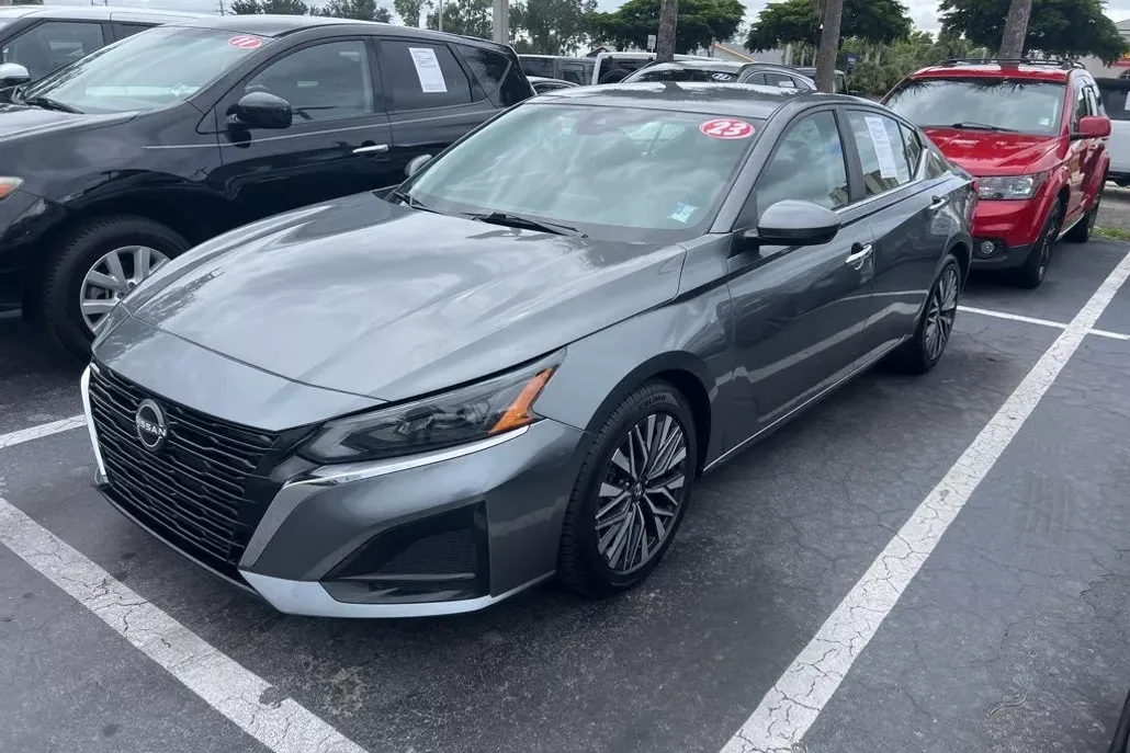 2023 Nissan Altima 2.5 SV photo 1