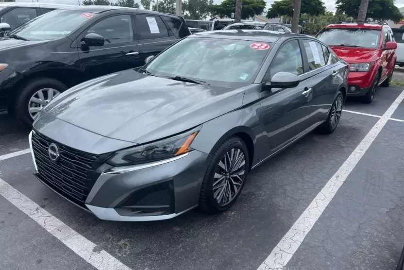 2023 Nissan Altima 2.5 SV photo 1