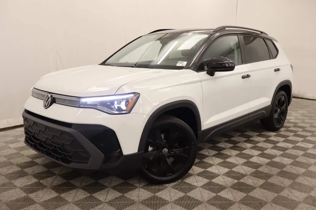 2025 Volkswagen Taos SE photo 1