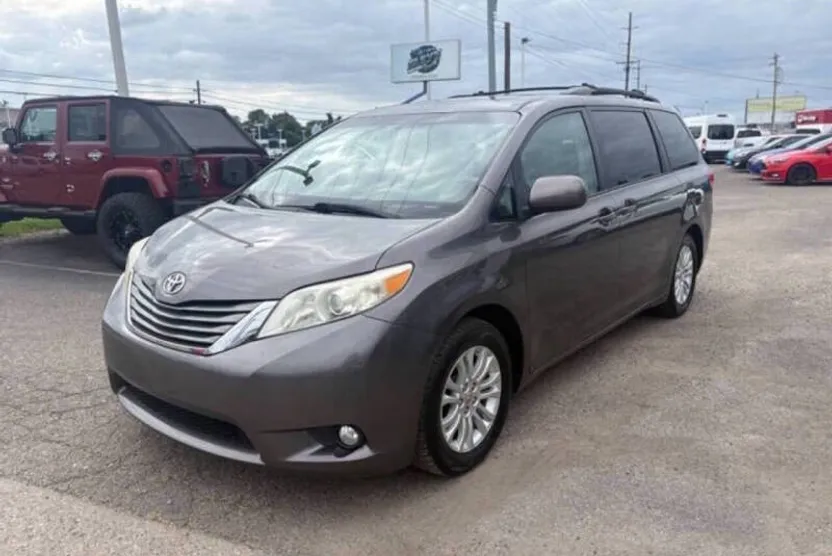2013 Toyota Sienna XLE photo 1