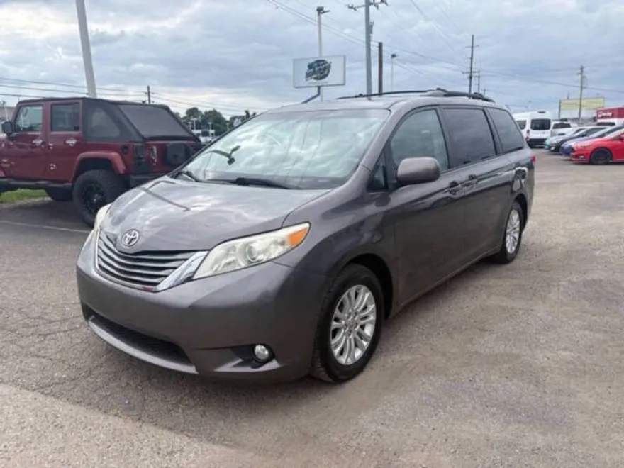 2013 Toyota Sienna XLE photo 1
