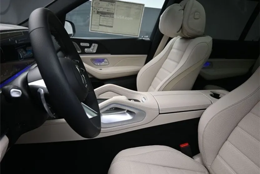 2025 Mercedes Benz GLS 450 4MATIC photo 1