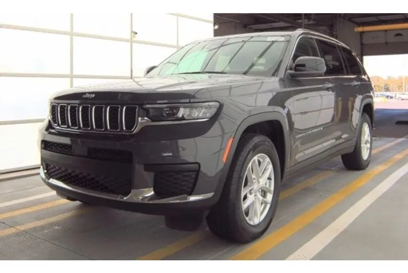 2023 Jeep Grand Cherokee Laredo Altitude photo 1