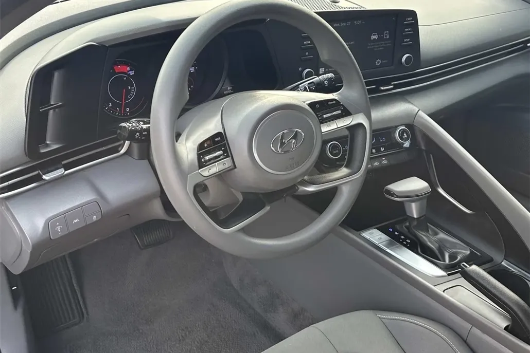 2023 Hyundai Elantra SEL photo 1