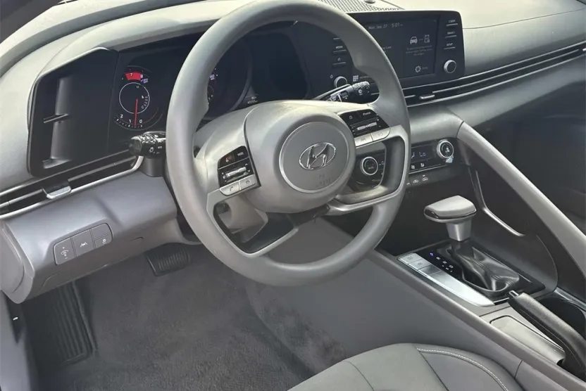 2023 Hyundai Elantra SEL photo 1