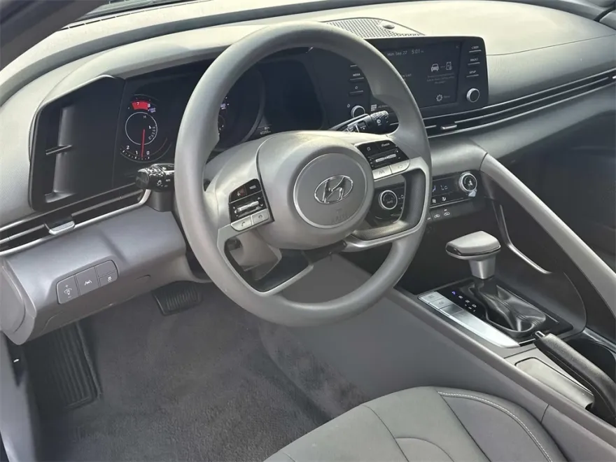 2023 Hyundai Elantra SEL photo 1