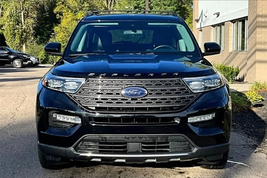 2023 Ford Explorer XLT photo 1