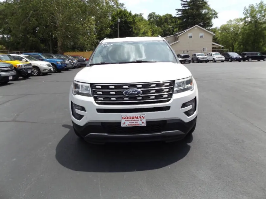 2016 Ford Explorer XLT photo 1
