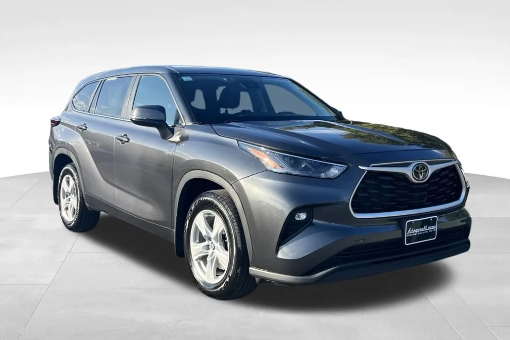2024 Toyota Highlander LE photo 1