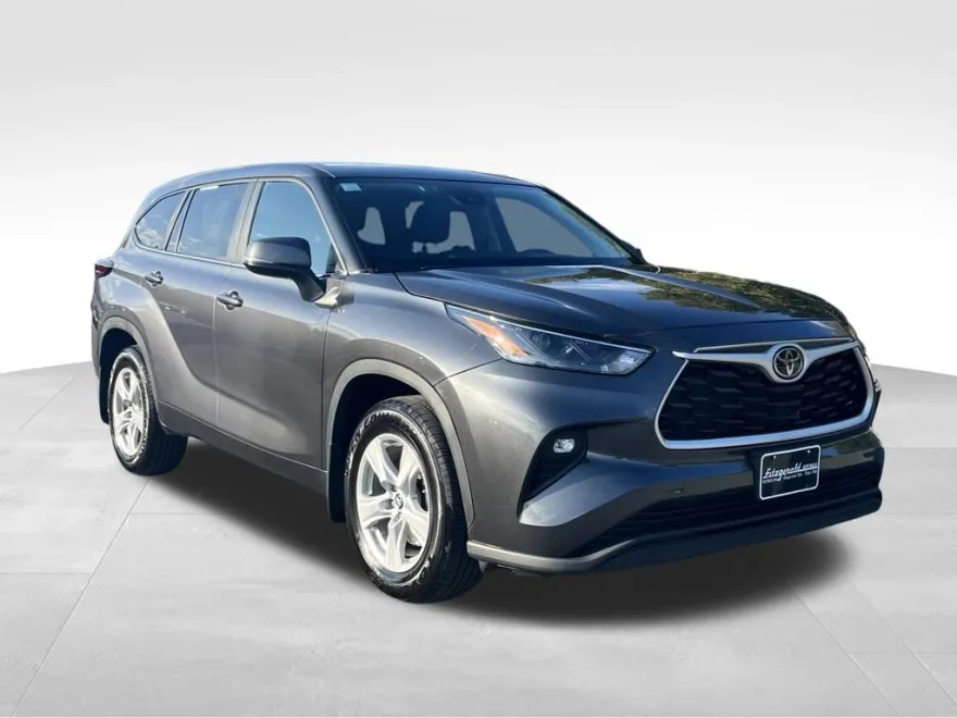2024 Toyota Highlander LE photo 1