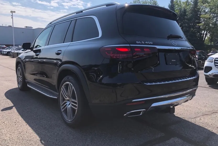 2025 Mercedes Benz GLS 450 4MATIC photo 1