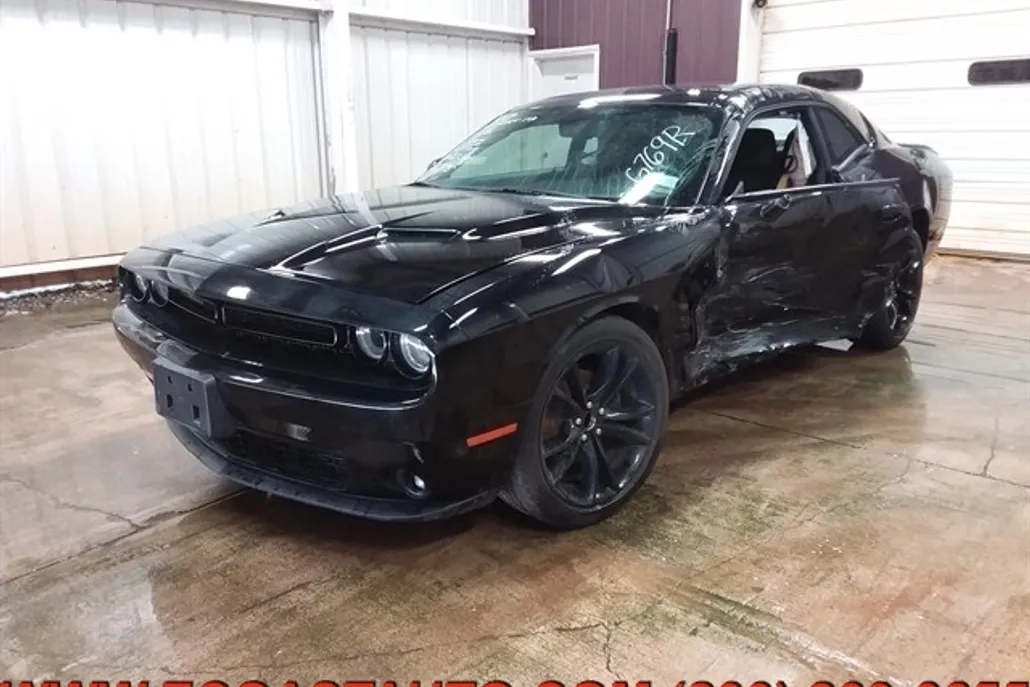2017 Dodge Challenger SXT photo 1