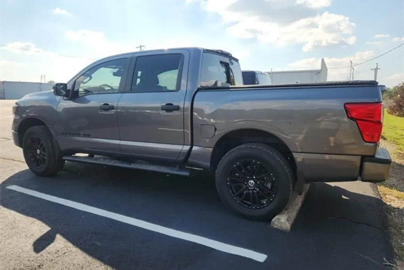 2019 Nissan Titan SL photo 1
