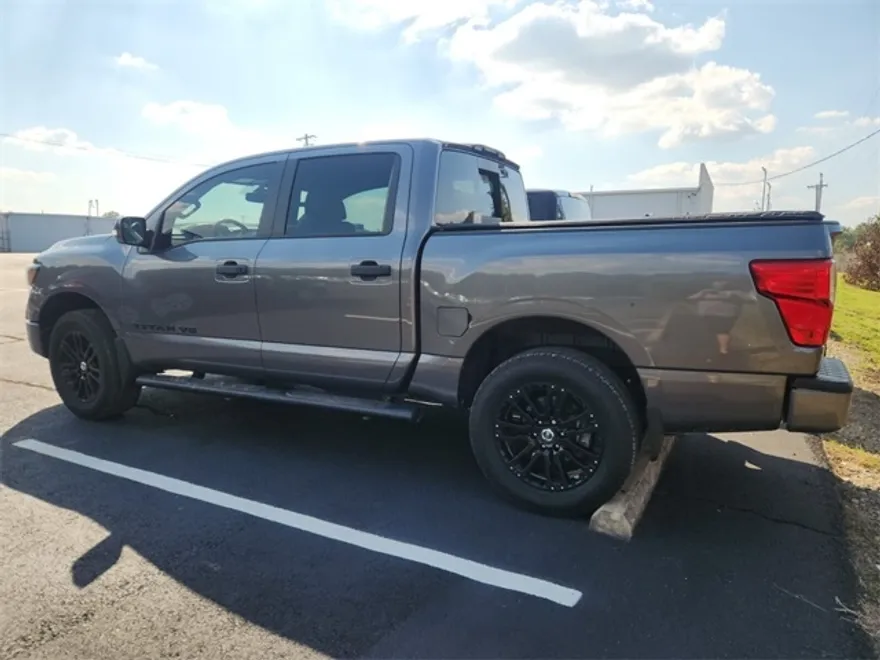 2019 Nissan Titan SL photo 1