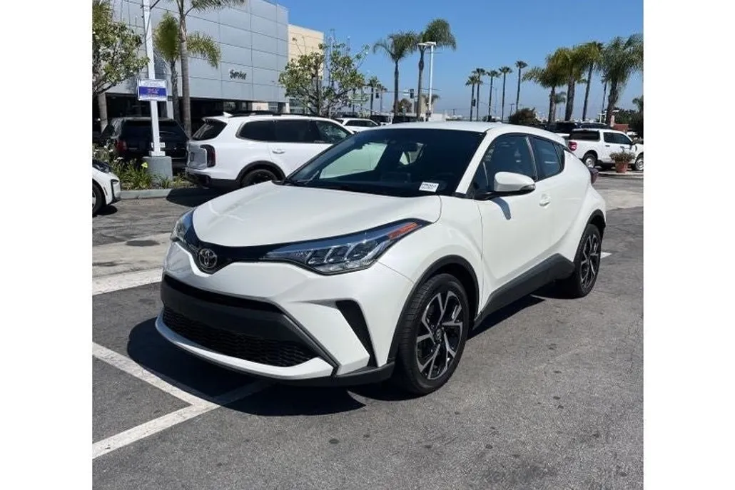 2020 Toyota C-HR XLE photo 1
