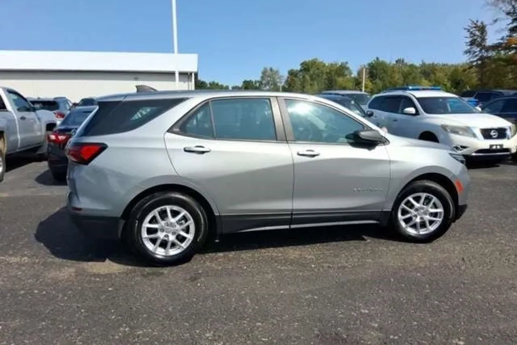 2024 Chevrolet Equinox LS photo 1